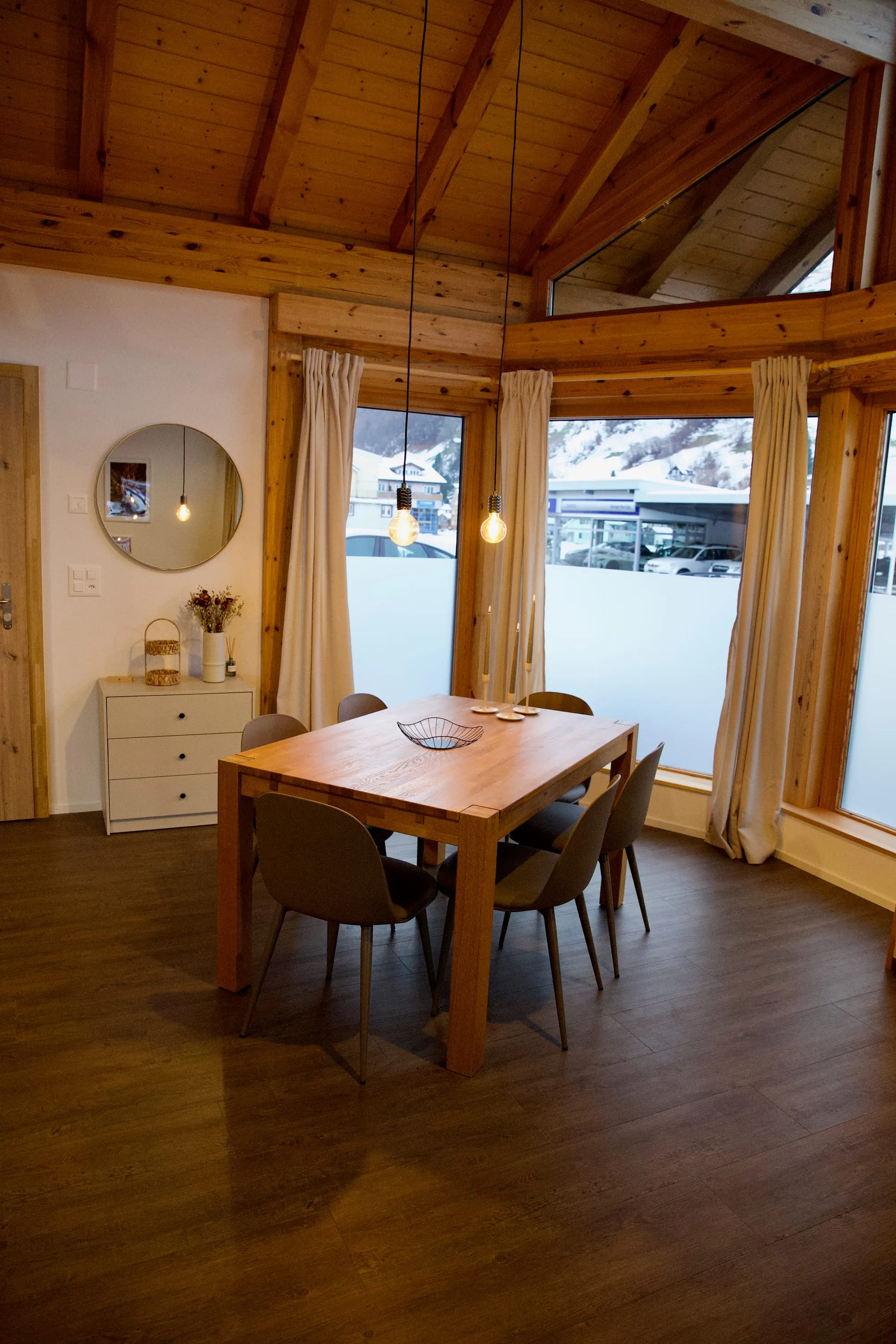 Der gedeckte Esstisch in Louisa’s Loft mit Kerzen und Blick auf die Berge