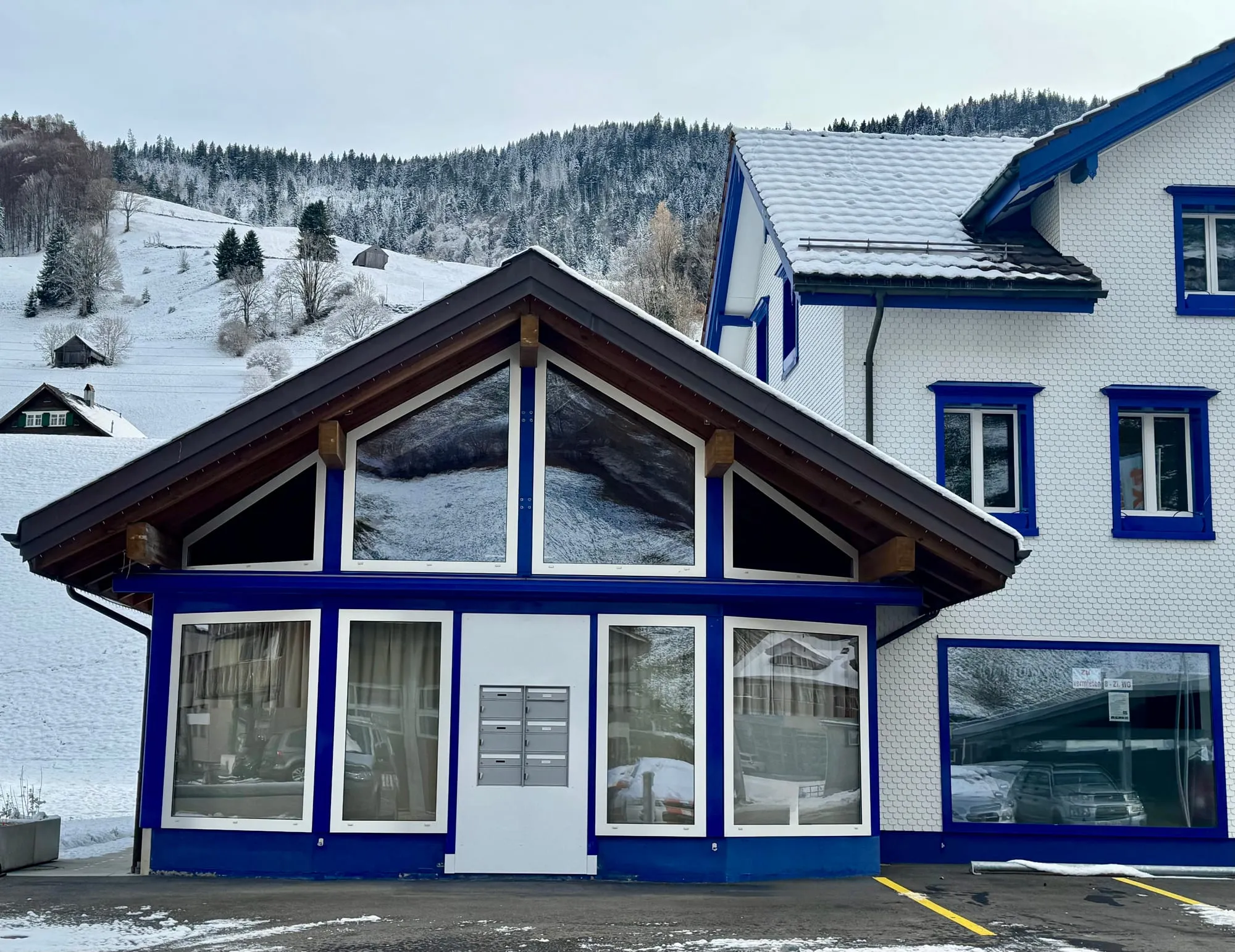Das historische SutterSport-Haus mit beiden Wohnungen