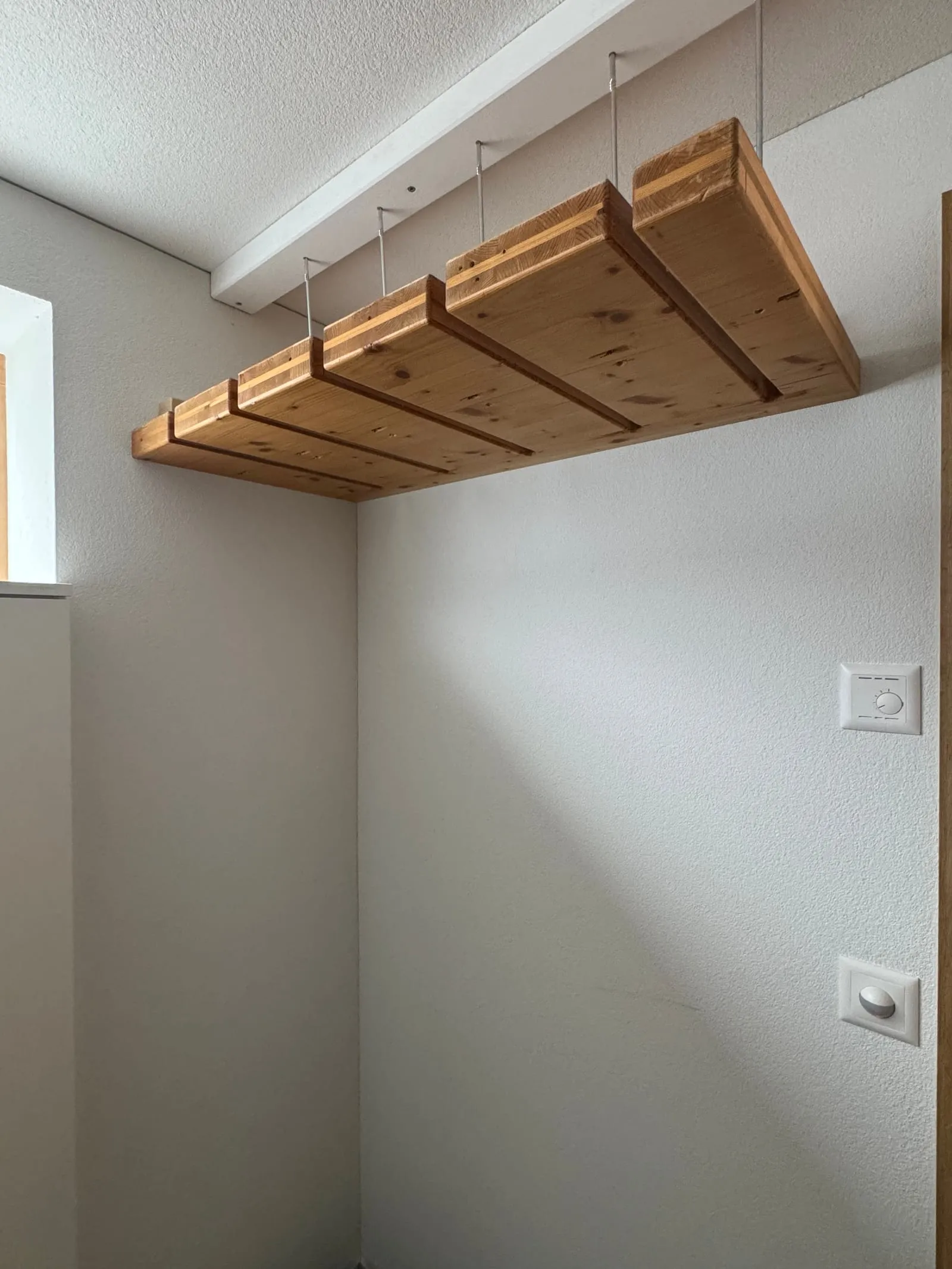 Der Skiraum in Louisa’s Loft mit Halterungen für Skier und Stöcke