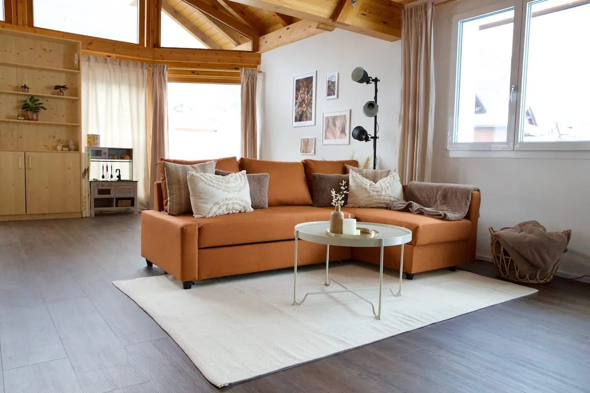 Offenes Loft-Wohnzimmer mit gemütlichem Ecksofa