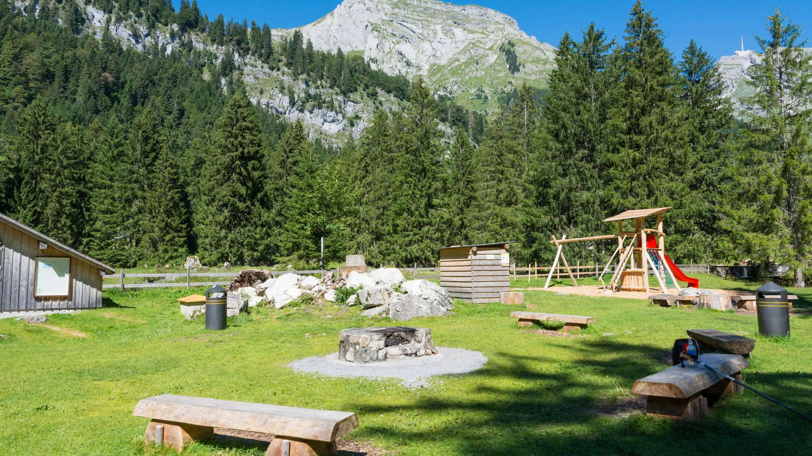 Die Brätlistelle Laui in Unterwasser mit Feuerstelle, Spielplatz und Bergkulisse
