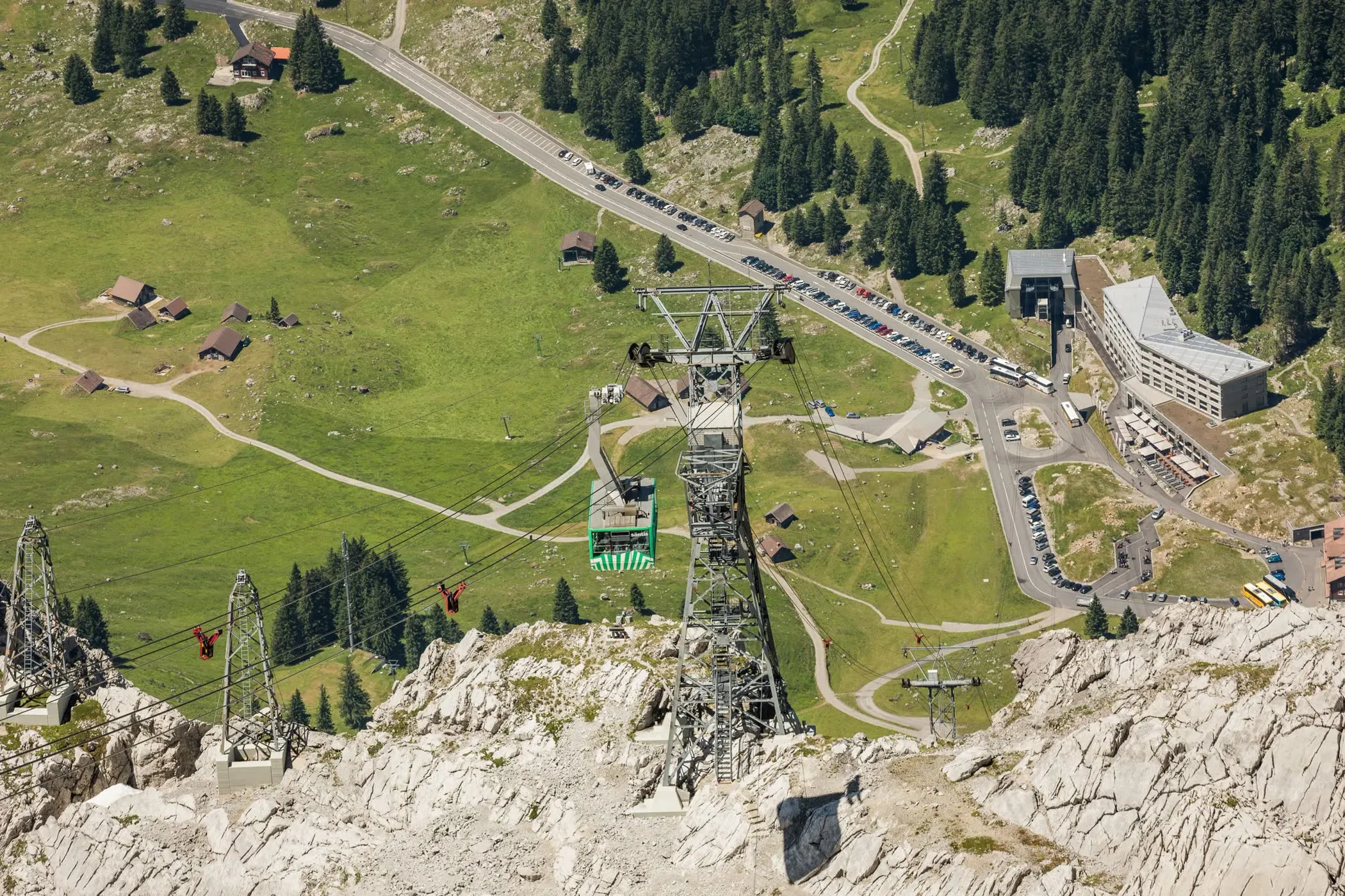 Blick vom Säntis hinunter auf die Talstation Schwägalp, mit der Schwebebahn, der Bergstrasse und den Parkplätzen